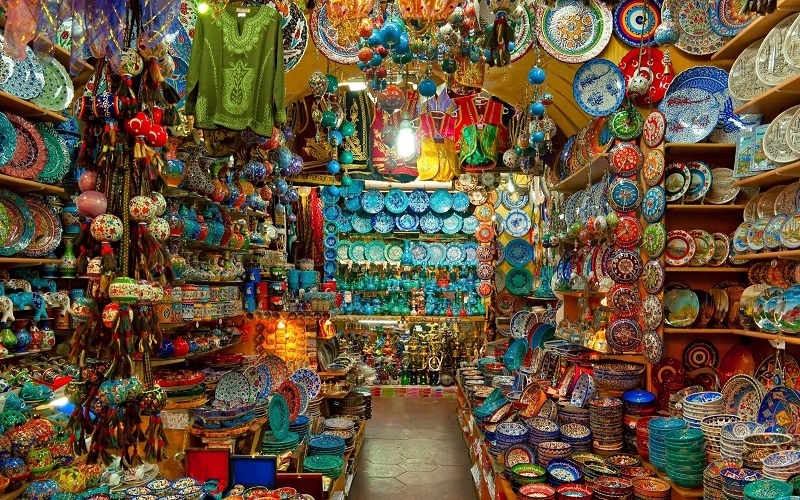 Chợ Grand Bazaar ở Istanbul có đến 4000 gian hàng đủ mọi loại, sở hữu lối kiến trúc độc đáo.