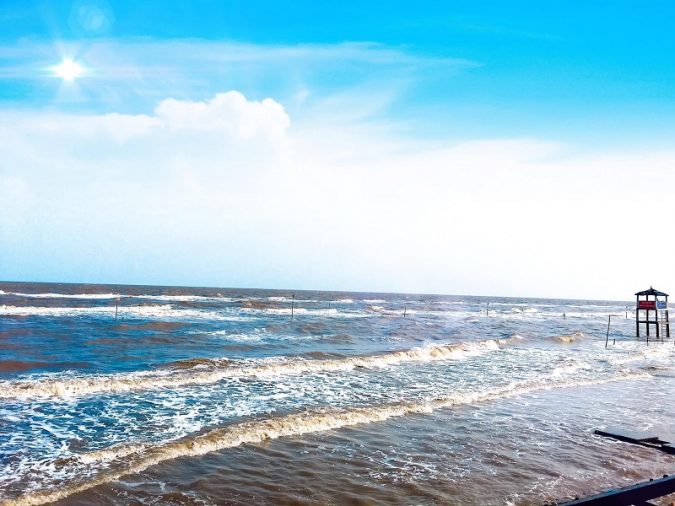 Biển Thạnh Phú hay còn gọi là Cồn Bửng là điểm đến quen thuộc ở Bến Tre của du khách có mong muốn khám phá vẻ đẹp hoang sơ của biển.