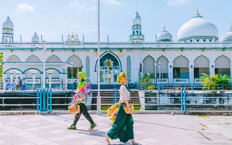 Masjid Jamiul Azhar được coi là thánh đường người Hồi giáo đẹp nhất Việt Nam với màu sắc đặc trưng là xanh và trắng. Toàn bộ kiến trúc mang đặc trưng của đạo Hồi đẹp và kỳ lạ đến mê mẩn.