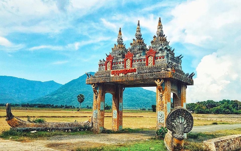 Cổng trời Tri Tôn chỉ là một chiếc cổng nhỏ được xây dựng với lối kiến trúc Khmer nhưng khi chụp hình lại vô cùng ảo diệu.