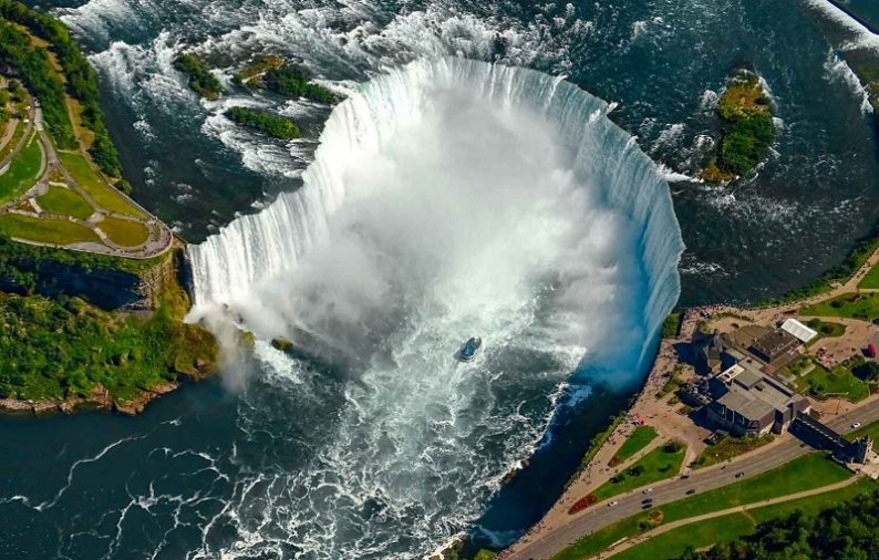 Thác nước Niagara hùng vĩ, nằm giữa ranh giới hai nước Canada và Hoa Kỳ, là một trong 10 thác nước đẹp nhất thế giới.