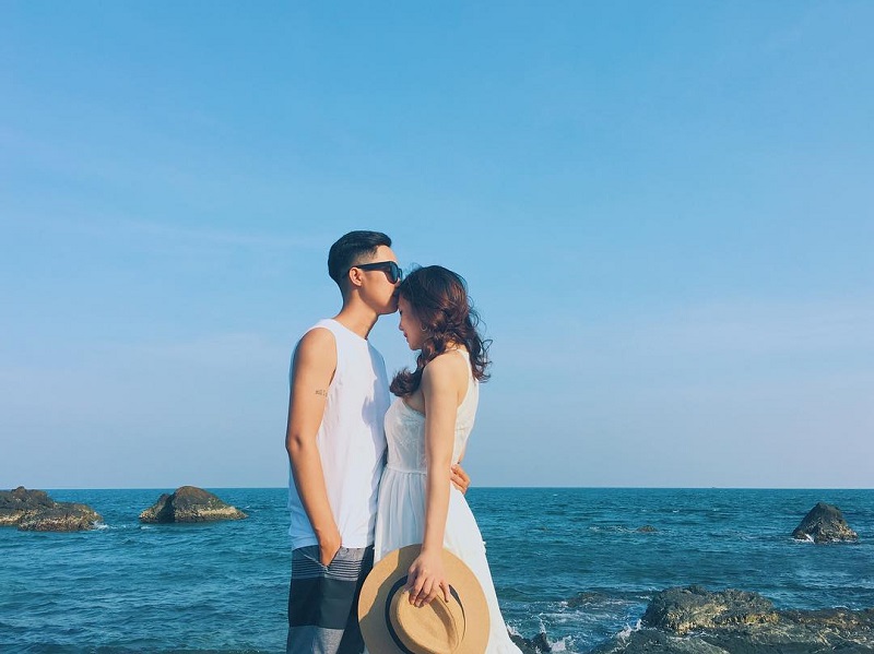 Cặp đôi chụp ảnh trước biển xanh mênh mông