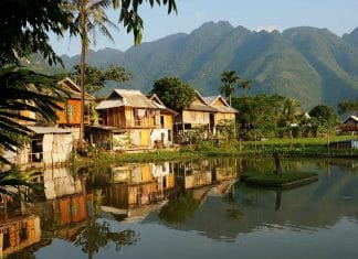 Kinh nghiệm du lịch Hòa Bình từ A-Z: ăn gì, chơi gì, ở đâu… Về vị trí địa lý, Hòa Bình thuộc khu vực Tây Bắc Bộ của Việt Nam. Cũng giống như Ninh Bình là một tỉnh cửa ngõ, Hòa Bình cũng là tỉnh nằm giữa 3 khu vực là: Tây Bắc Bộ, Đông Bắc Bộ và Bắc Trung Bộ.