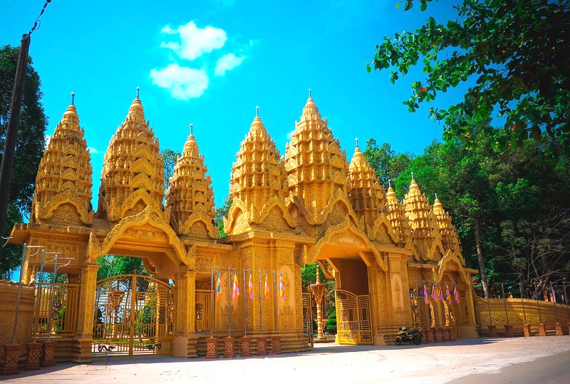 Kiến trúc Khmer với màu vàng đặc trưng của chùa Vàm Rây