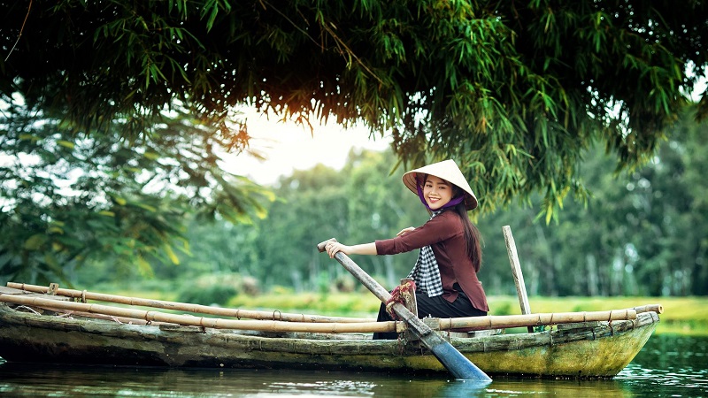 Cô gái Nam Bộ chèo xuồng trên sông