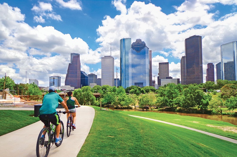 Hai người đang đạp xe dạo quanh công viên ở Houston