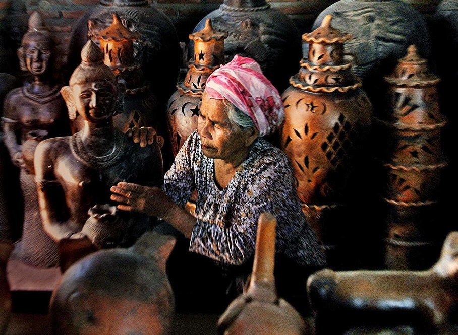 Người phụ nữ cao tuổi đang làm gốm