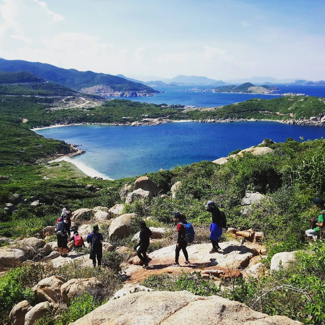 Nhóm bạn đang trekking khám phá vườn quốc gia Núi Chúa