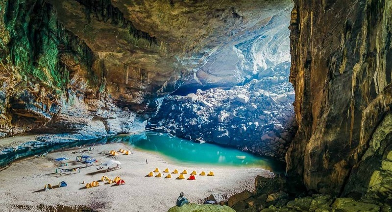Đến với hang Én Quảng Bình - hang động lớn thứ 3 thế giới, bạn sẽ được trải nghiệm cảm giác trèo đèo lội suối, ngủ qua đêm trong hang hay ngắm những thạch nhũ được tạo nên bởi bàn tay thiên tài của tạo hóa. 