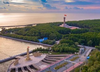 Review kinh nghiệm du lịch Cà Mau đầy đủ và mới nhất Toàn cảnh từ trên cao là vùng Mũi Cà Mau sông nước mênh mông, rừng cây xanh rậm