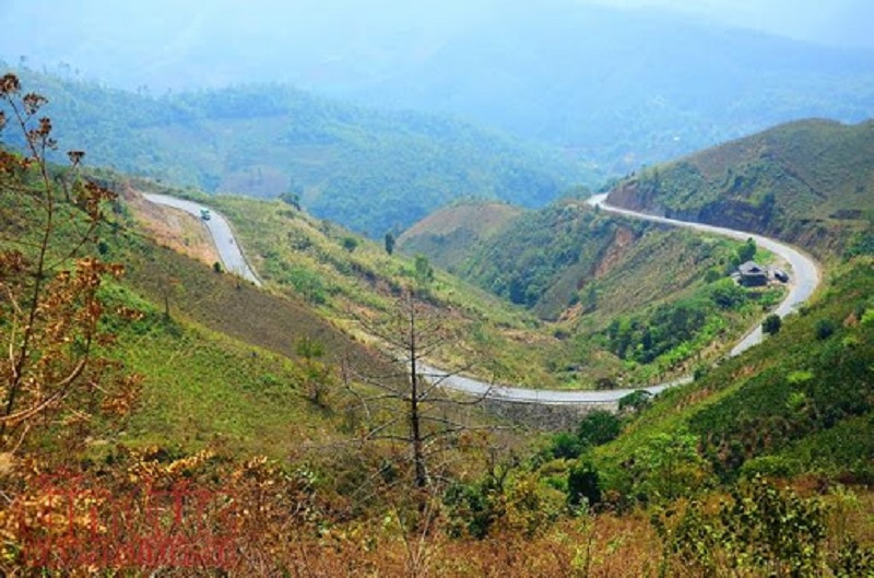 Một đoạn đường đèo Pha Đin quanh co uốn lượn giữa 2 bên là vực sâu và vách núi