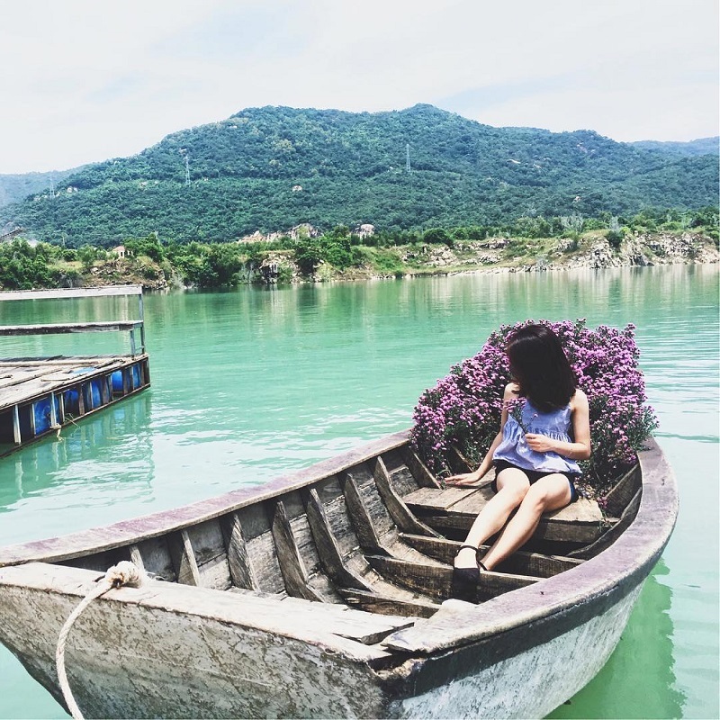 Ngồi trên thuyền chụp hình giữa khung cảnh Hồ Đá Xanh