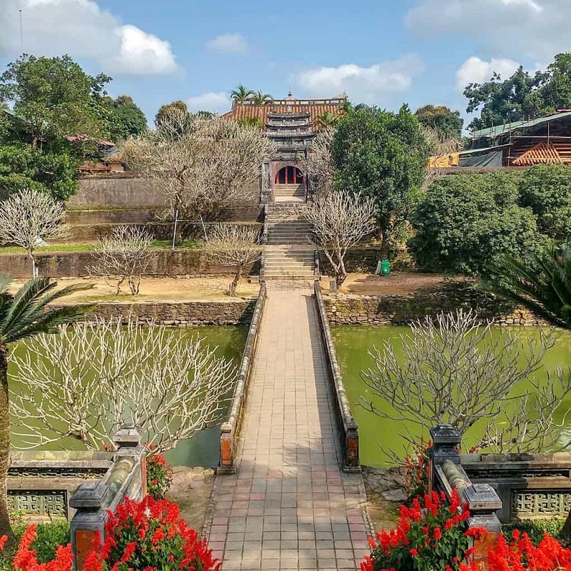 Khuôn viên cảnh sắc bên trong lăng Minh Mạng