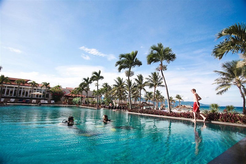 Furama Resort Đà Nẵng sở hữu hồ bơi rộng lớn