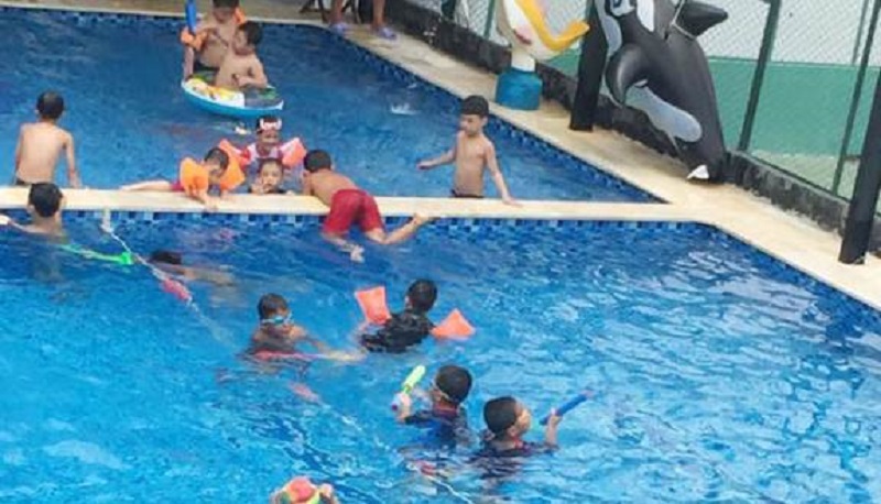 Các em nhỏ đang bơi lội cùng nhau ở hồ bơi Trung Sơn quận 7
