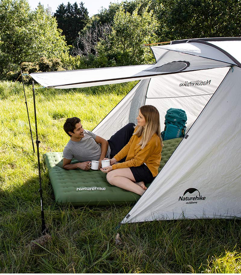Tạo không gian rộng rãi giúp bạn và người thân trò chuyện, thư giãn khi cắm trại ngoài trời