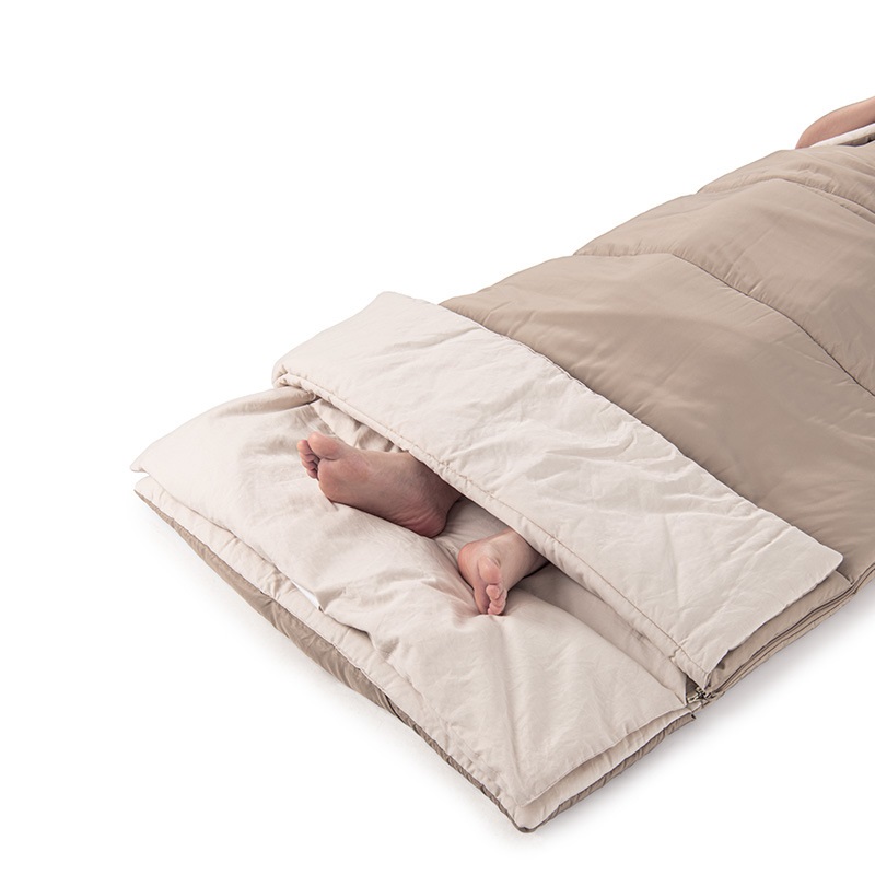 Túi ngủ được mở khoá ở phần chân giúp không bị bí nóng