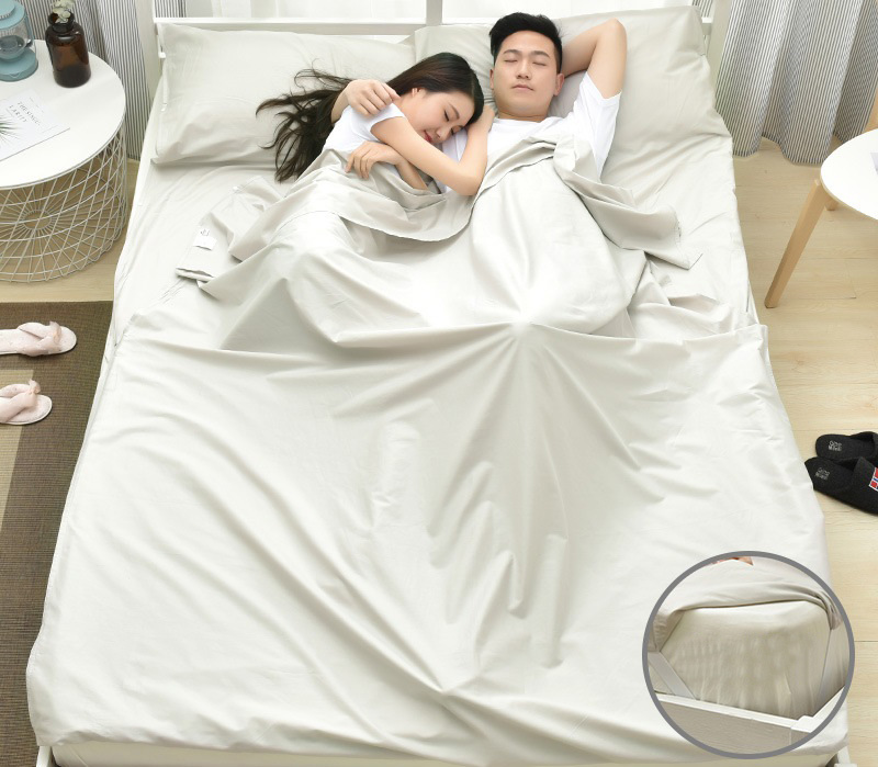 đôi vợ chồng nằm ngủ thoải mái nhờ túi ngủ đôi màu trắng