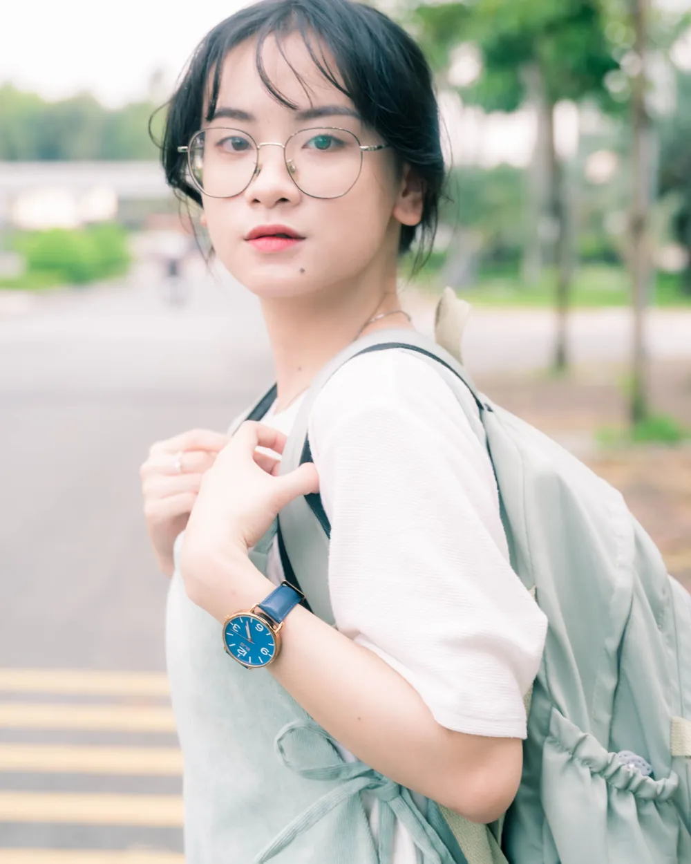 Cô gái đeo balo chuẩn bị lên đường