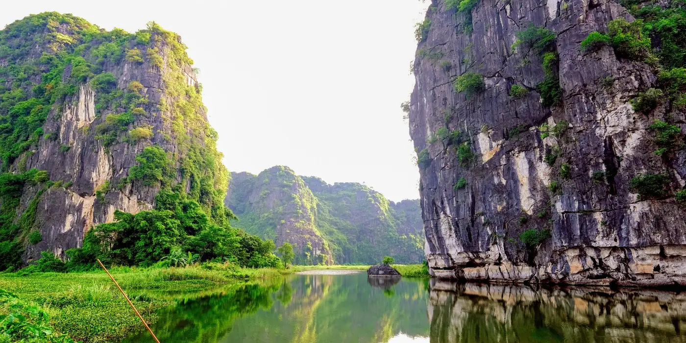 Dòng sông phẳng lặng giữa núi đá vôi Tam Cốc