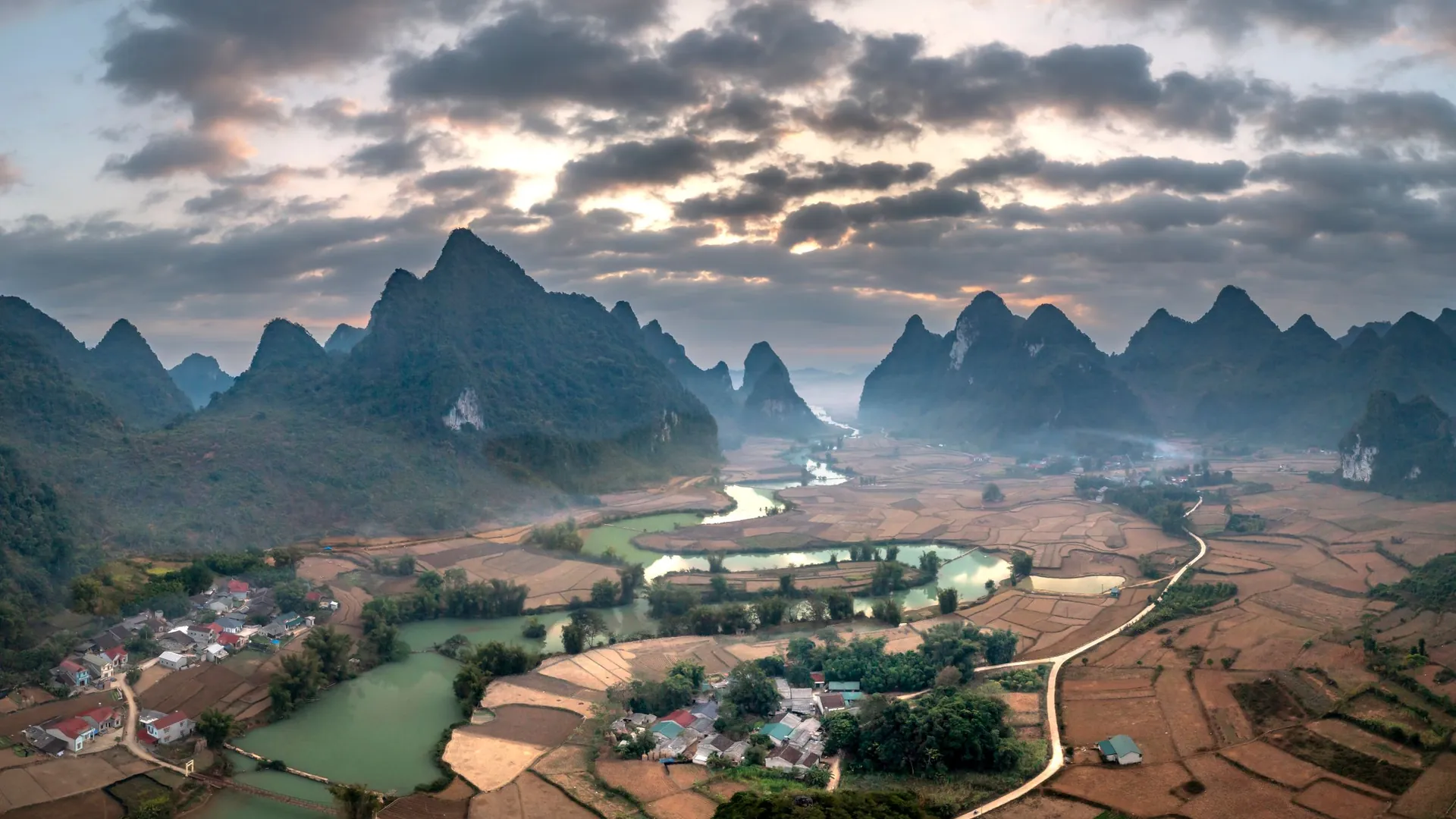 Thung lũng ruộng và núi đá vôi Cao Bằng lúc bình minh